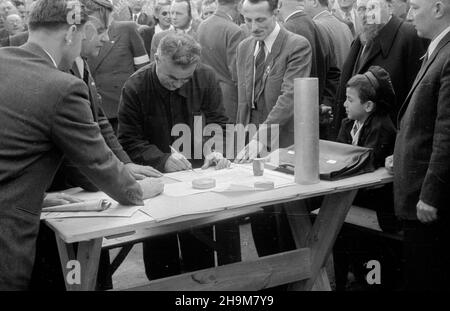 Warszawa, 1948-09-05. Uroczystoœæ wmurowania aktu erekcyjnego pod siedzibê Zwi¹zku Zawodowego Pracowników Skarbowych przy ulicy Mazowieckiej. NZ. Prezydent Warszawy Stanis³aw To³wiñski podpisuje Akt erekcyjny. ka PAP Warschau, 5. September 1948. Die Zeremonie zur Festsetzung der Fundamenttafel an der Wand des Sitzes der Gewerkschaft der Angestellten des Schatzamtes in der Mazowiecka Straße. Im Bild: Der Warschauer Bürgermeister Stanislaw Tolwinski unterschreibt den Gründungsakt. ka PAP Stockfoto