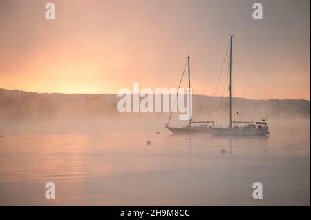 Moored Segelboot in Daybreak, Connecticut River, Essex, Connecticut, USA Stockfoto