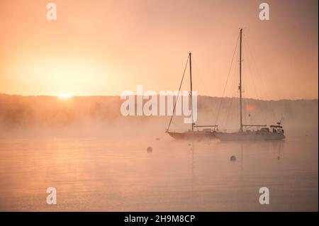 Moored Segelboot in Daybreak, Connecticut River, Essex, Connecticut, USA Stockfoto