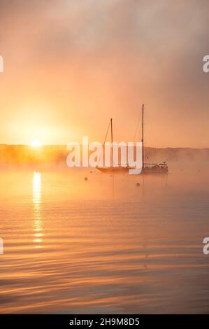 Moored Segelboot in Daybreak, Connecticut River, Essex, Connecticut, USA Stockfoto