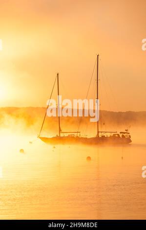 Moored Segelboot in Daybreak, Connecticut River, Essex, Connecticut, USA Stockfoto