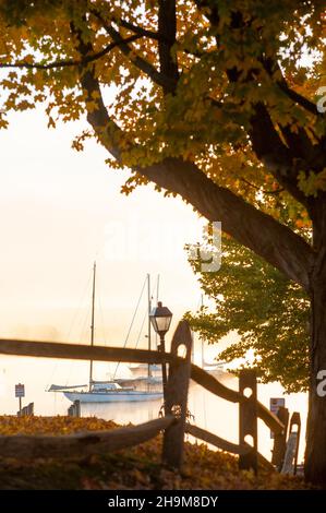 Moored Segelboot in Daybreak, Connecticut River, Essex, Connecticut, USA Stockfoto