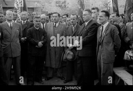 Warszawa, 1948-09-05. Uroczystoœæ wmurowania aktu erekcyjnego pod siedzibê Zwi¹zku Zawodowego Pracowników Skarbowych przy ulicy Mazowieckiej. NZ. w pierwszym rzêdzie: przewodnicz¹cy Sto³eczej Rady Narodowej Stanis³aw Sankowski (1L), Prezydent Warszawy Stanis³aw To³wiñski (2L), prezes Centralnego Urzêdu Planowania Tadeusz Dietrich (3L), Minister skarbu Konstanty D¹browski (4L). ZA D¹browskim z lewej sekretarz generalny Komisji Centralnej Zwi¹zków Zawodowych Adam Kury³owicz. ka PAP Warschau, September 5. Die Grundsteinlegung unter dem künftigen Gebäude der Gewerkschaft der Treasury-Mitarbeiter in M Stockfoto