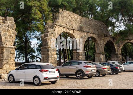 Phaselis, Türkei - 08. November 2021: Parkplatz in der Nähe der Ruinen des antiken römischen Aquädukts Stockfoto