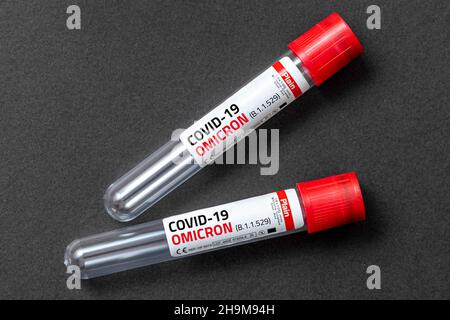 Blutprobenschlauch mit Covid-19 Omicron B.1.1.529-Variante und Covid-19-Neuem Coronavirus-Mutationslabel Stockfoto