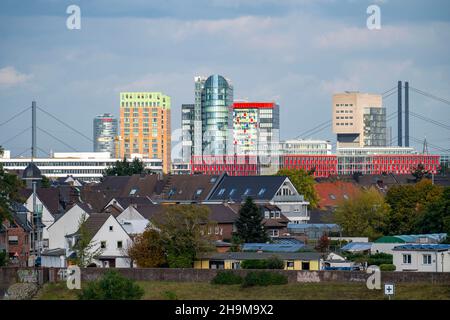 Die Skyline von Düsseldorf, mit den Wolkenkratzern im Medienhafen, Rheinbrücken, vor Wohnhäusern am Rhein im Hamm-Viertel, Stockfoto