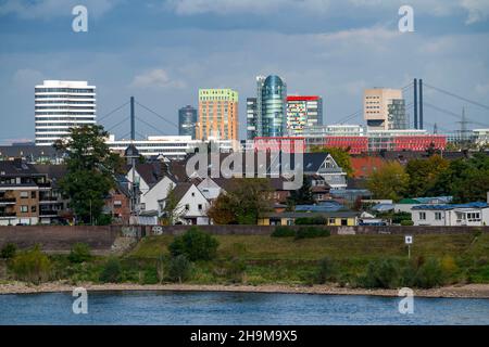 Die Skyline von Düsseldorf, mit den Wolkenkratzern im Medienhafen, Rheinbrücken, vor Wohnhäusern am Rhein im Hamm-Viertel, Stockfoto