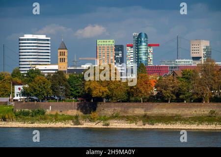 Die Skyline von Düsseldorf, mit den Wolkenkratzern im Medienhafen, Rheinbrücken, vor Wohnhäusern am Rhein im Hamm-Viertel, Stockfoto