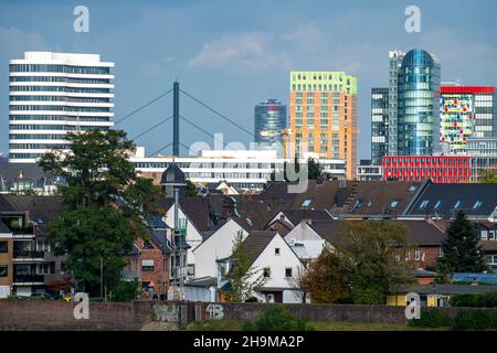 Die Skyline von Düsseldorf, mit den Wolkenkratzern im Medienhafen, Rheinbrücken, vor Wohnhäusern am Rhein im Hamm-Viertel, Stockfoto