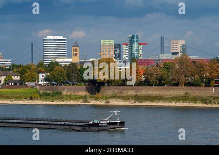 Die Skyline von Düsseldorf, mit den Wolkenkratzern im Medienhafen, Brücken über den Rhein, Wohnhäuser vor dem Rhein im Ha Stockfoto