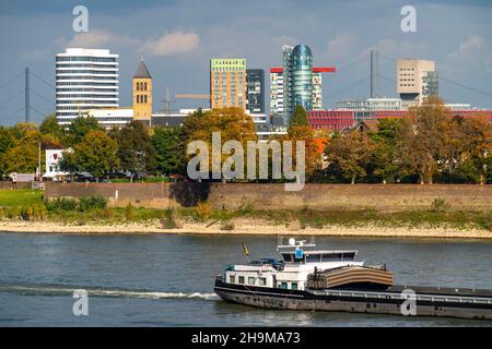 Die Skyline von Düsseldorf, mit den Wolkenkratzern im Medienhafen, Brücken über den Rhein, Wohnhäuser vor dem Rhein im Ha Stockfoto