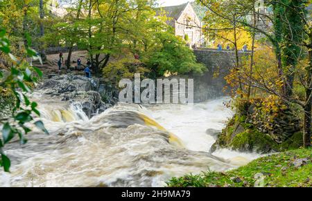 Die Pont Y Pair Brücke über den Fluss Llugwy in Betws-Y-Coed, Conwy, Nordwales. Aufnahme im Oktober 2021. Stockfoto