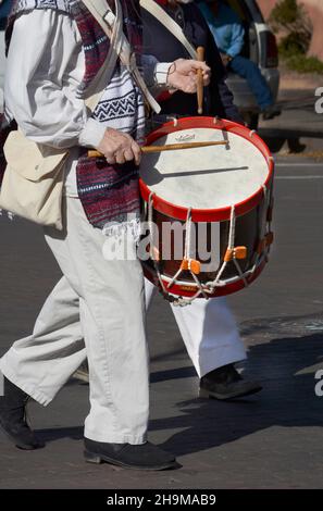 Reenactors in der mexikanischen Infanterieuniform stellen eine dramatische Nachstellung der Eröffnung des Santa Fe Trail 1821 in Santa Fe, New Mexico, vor. Stockfoto