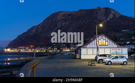 The Beach Pavilion, Llanfairfechan Promenade, County Conwy, North Wales. Bild aufgenommen im November 2019. Stockfoto