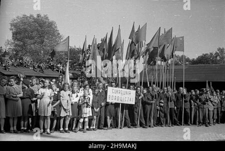 Ciechanów, 1948-09-12. Uroczystoœæ nazwania Cukrowni Ciechanów imieniem dzia³acza komunistycznego Marcelego Nowotki, by³ego pracownika zak³adu. NZ. Delegacja Cukrowni Borowiczki ze szturmówkami. wb PAP Ciechanow, 12. September 1948. Die Zeremonie zur Benennung der Zuckerfabrik Ciechanow nach dem kommunistischen Aktivisten Marceli Nowotko, dem ehemaligen Arbeiter der Fabrik. Im Bild: Eine Delegation der Borowiczki Zuckerfabrik mit Flaggen. wb PAP Stockfoto