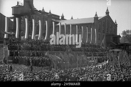 Ciechanów, 1948-09-12. Uroczystoœæ nazwania Cukrowni Ciechanów imieniem dzia³acza komunistycznego Marcelego Nowotki, by³ego pracownika zak³adu. NZ. Udekorowana trybuna przed zak³adem. wb PAP Ciechanow, 12. September 1948. Die Zeremonie zur Benennung der Zuckerfabrik Ciechanow nach dem kommunistischen Aktivisten Marceli Nowotko, dem ehemaligen Arbeiter der Fabrik. Im Bild: Der dekorierte Ständer vor der Fabrik. wb PAP Stockfoto