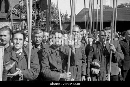 Ciechanów, 1948-09-12. Uroczystoœæ nazwania Cukrowni Ciechanów imieniem dzia³acza komunistycznego Marcelego Nowotki, by³ego pracownika zak³adu. NZ. Delegacja Cukrowni Borowiczki. wb PAP Ciechanow, 12. September 1948. Die Zeremonie zur Benennung der Zuckerfabrik Ciechanow nach dem kommunistischen Aktivisten Marceli Nowotko, dem ehemaligen Arbeiter der Fabrik. Im Bild: Eine Delegation der Zuckerfabrik Borowiczki. wb PAP Stockfoto