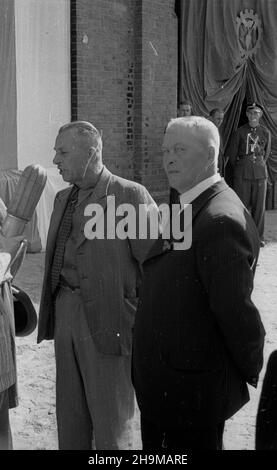 Ciechanów, 1948-09-12. Uroczystoœæ nazwania Cukrowni Ciechanów imieniem dzia³acza komunistycznego Marcelego Nowotki, by³ego pracownika zak³adu. NZ. Dawni wspó³pracownicy Nowotki udzielaj¹ wywiadu. wb PAP Ciechanow, 12. September 1948. Die Zeremonie zur Benennung der Zuckerfabrik Ciechanow nach dem kommunistischen Aktivisten Marceli Nowotko, dem ehemaligen Arbeiter der Fabrik. Im Bild: Nowotkos ehemalige Kollegen geben ein Interview. wb PAP Stockfoto