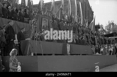 Ciechanów, 1948-09-12. Uroczystoœæ nazwania Cukrowni Ciechanów imieniem dzia³acza komunistycznego Marcelego Nowotki, by³ego pracownika zak³adu. NZ. Udekorowana trybuna przed zak³adem. wb PAP Ciechanow, 12. September 1948. Die Zeremonie zur Benennung der Zuckerfabrik Ciechanow nach dem kommunistischen Aktivisten Marceli Nowotko, dem ehemaligen Arbeiter der Fabrik. Im Bild: Der dekorierte Ständer vor der Fabrik. wb PAP Stockfoto