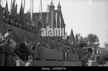 Ciechanów, 1948-09-12. Uroczystoœæ nazwania Cukrowni Ciechanów imieniem dzia³acza komunistycznego Marcelego Nowotki, by³ego pracownika zak³adu. wb PAP Ciechanow, 12. September 1948. Die Zeremonie zur Benennung der Zuckerfabrik Ciechanow nach dem kommunistischen Aktivisten Marceli Nowotko, ehemaliger Arbeiter der Fabrik. wb PAP Stockfoto