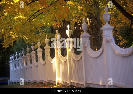 Aufwendige weiße Pfostenzaun mit Fall Laub, Old First Church, Bennington, Vermont, USA Stockfoto