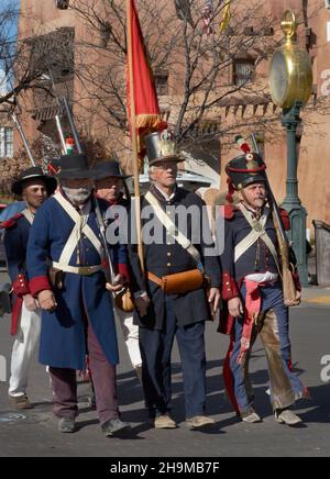 Reenactors in der mexikanischen Infanterieuniform stellen eine dramatische Nachstellung der Eröffnung des Santa Fe Trail 1821 in Santa Fe, New Mexico, vor. Stockfoto