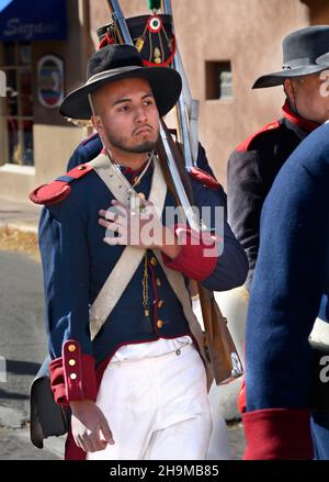 Reenactors in der mexikanischen Infanterieuniform stellen eine dramatische Nachstellung der Eröffnung des Santa Fe Trail 1821 in Santa Fe, New Mexico, vor. Stockfoto