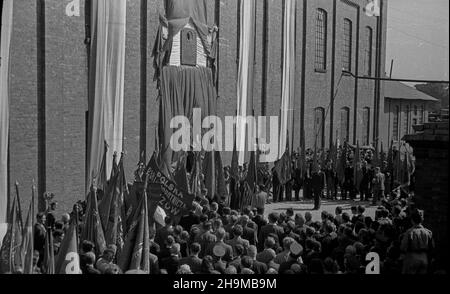 Ciechanów, 1948-09-12. Uroczystoœæ nazwania Cukrowni Ciechanów imieniem dzia³acza komunistycznego Marcelego Nowotki, by³ego pracownika zak³adu. NZ. ods³oniêcie tablicy pami¹tkowej. wb PAP Ciechanow, 12. September 1948. Die Zeremonie zur Benennung der Zuckerfabrik Ciechanow nach dem kommunistischen Aktivisten Marceli Nowotko, dem ehemaligen Arbeiter der Fabrik. Im Bild: Die Enthüllung einer Gedenktafel. wb PAP Stockfoto