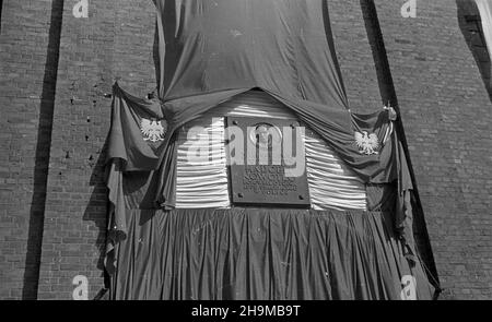 Ciechanów, 1948-09-12. Uroczystoœæ nazwania Cukrowni Ciechanów imieniem dzia³acza komunistycznego Marcelego Nowotki, by³ego pracownika zak³adu. NZ. ods³oniêta tablica pami¹tkowa. wb PAP Ciechanow, 12. September 1948. Die Zeremonie zur Benennung der Zuckerfabrik Ciechanow nach dem kommunistischen Aktivisten Marceli Nowotko, dem ehemaligen Arbeiter der Fabrik. Im Bild: Eine unverhüllte Gedenktafel. wb PAP Stockfoto