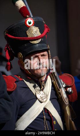 Reenactors in der mexikanischen Infanterieuniform stellen eine dramatische Nachstellung der Eröffnung des Santa Fe Trail 1821 in Santa Fe, New Mexico, vor. Stockfoto