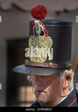 Reenactors in der mexikanischen Infanterieuniform stellen eine dramatische Nachstellung der Eröffnung des Santa Fe Trail 1821 in Santa Fe, New Mexico, vor. Stockfoto