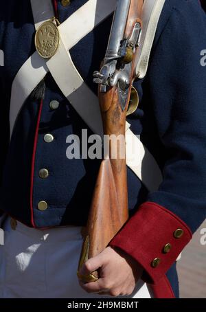 Reenactors in der mexikanischen Infanterieuniform stellen eine dramatische Nachstellung der Eröffnung des Santa Fe Trail 1821 in Santa Fe, New Mexico, vor. Stockfoto