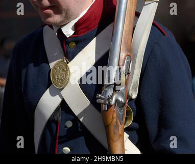 Reenactors in der mexikanischen Infanterieuniform stellen eine dramatische Nachstellung der Eröffnung des Santa Fe Trail 1821 in Santa Fe, New Mexico, vor. Stockfoto