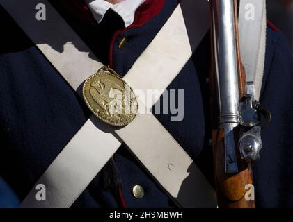 Reenactors in der mexikanischen Infanterieuniform stellen eine dramatische Nachstellung der Eröffnung des Santa Fe Trail 1821 in Santa Fe, New Mexico, vor. Stockfoto