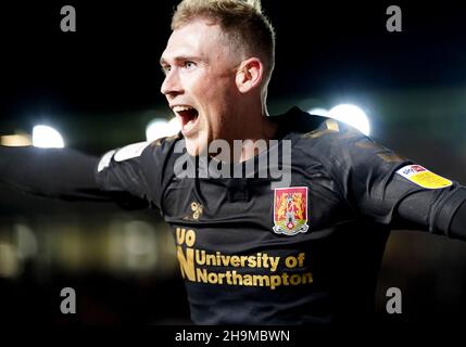 Mitch Pinnock von Northampton Town feiert das Spiel, nachdem er Teamkollege Sam Hoskins (nicht abgebildet) beim zweiten Tor seiner Mannschaft während des Spiels der Sky Bet League Two im St James Park, Exeter, unterstützt hat. Bilddatum: Dienstag, 7. Dezember 2021. Stockfoto