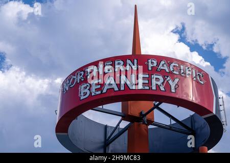 Livingston, Montana - 3. Juli 2021: Die Northern Pacific Brewery in der Innenstadt ist bei Einheimischen und Touristen beliebt Stockfoto