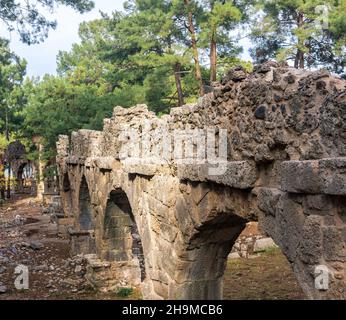 Ruinen des antiken römischen Aquädukts inmitten des Waldes in der antiken Stadt Phaselis Stockfoto