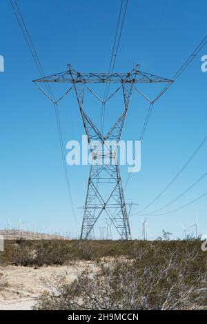 Nahaufnahme eines einzelnen Hochspannungsturms und von Leitungen. Stockfoto