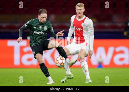 AMSTERDAM, NIEDERLANDE - 7. DEZEMBER: Nuno Santos von Sporting CP kämpft mit Perr Schuurs von Ajax während des UEFA Champions League-Spiels zwischen Ajax und Sporting Clube de Portugal in der Johan Cruijff Arena am 7. Dezember 2021 in Amsterdam, Niederlande (Foto: Peter Lous/Orange Picles) Stockfoto