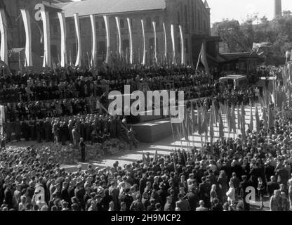 Ciechanów, 1948-09-12. Uroczystoœæ nazwania Cukrowni Ciechanów imieniem dzia³acza komunistycznego Marcelego Nowotki, by³ego pracownika zak³adu. NZ. Udekorowana trybuna przed zak³adem. wb PAP Ciechanow, 12. September 1948. Die Zeremonie zur Benennung der Zuckerfabrik Ciechanow nach dem kommunistischen Aktivisten Marceli Nowotko, dem ehemaligen Arbeiter der Fabrik. Im Bild: Der dekorierte Ständer vor der Fabrik. wb PAP Stockfoto