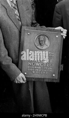 Ciechanów, 1948-09-12. Uroczystoœæ nazwania Cukrowni Ciechanów imieniem dzia³acza komunistycznego Marcelego Nowotki, by³ego pracownika zak³adu. NZ. miniatura ods³oniêtej tablicy pamiatkowej. wb PAP Ciechanow, 12. September 1948. Die Zeremonie zur Benennung der Zuckerfabrik Ciechanow nach dem kommunistischen Aktivisten Marceli Nowotko, dem ehemaligen Arbeiter der Fabrik. Im Bild: Die Miniatur der enthüllten Gedenktafel. wb PAP Stockfoto