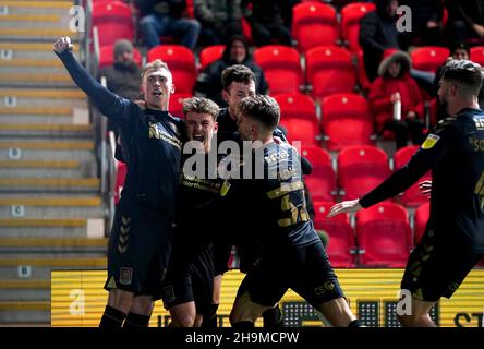 Sam Hoskins von Northampton Town (zweiter links) feiert, nachdem sie im zweiten Spiel der Sky Bet League im St James Park, Exeter, das zweite Tor ihrer Spielseite erzielt hat. Bilddatum: Dienstag, 7. Dezember 2021. Stockfoto