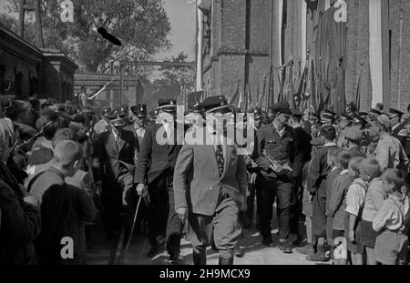 Ciechanów, 1948-09-12. Uroczystoœæ nazwania Cukrowni Ciechanów imieniem dzia³acza komunistycznego Marcelego Nowotki, by³ego pracownika zak³adu. wb PAP Ciechanow, 12. September 1948. Die Zeremonie zur Benennung der Zuckerfabrik Ciechanow nach dem kommunistischen Aktivisten Marceli Nowotko, ehemaliger Arbeiter der Fabrik. wb PAP Stockfoto