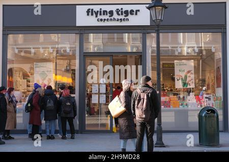 Flying Tiger Copenhagen-Geschäft in Krakau, Flying Tiger-Geschäft mit Menschen im Inneren, Straßenbürgersteig mit Menschen, Menschen, die in Flying Tiger kommen, Menschenmengen in der Nähe Stockfoto