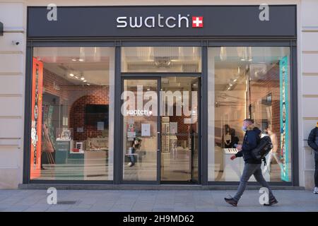 KRAKAU, POLEN: Eingang ZUM SWATCH-Geschäft. SWATCH in Krakau, Polen. Schweizer Uhrenkollektionen von Swatch. Swatch Store Europe.Schweizer Luxusuhr Stockfoto