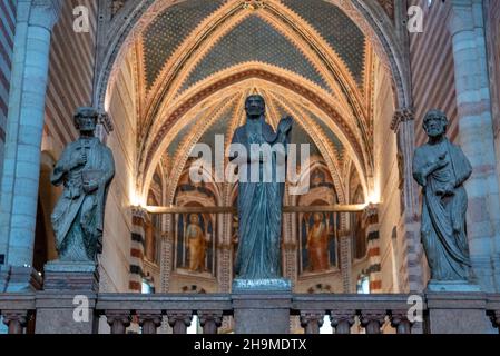 Innenraum der romanischen Basilika San Zeno Maggiore in Verona, Italien Stockfoto