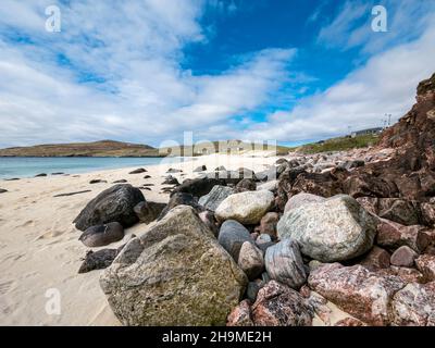 Kiesel, Felsbrocken und am abgelegenen und wunderschönen verlassenen Strand von Hushinish (Traigh Huisinis) im Mai, Isle of Harris, Outer Hebrides, Schottland, Großbritannien Stockfoto