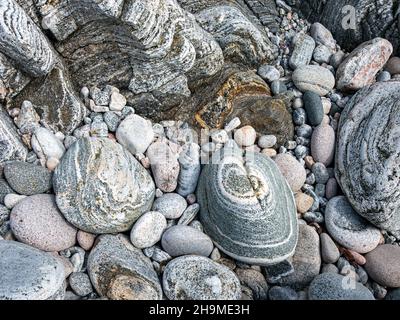 Gebänderter Fels, Steine und Kieselsteine, einschließlich Lewisian Gneis, am Hushinish Beach, Isle of Harris, Schottland, Großbritannien Stockfoto