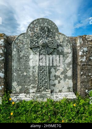 Kunstvoller Grabstein mit keltischem Kreuz, Luskentire, Isle of Harris, Schottland, Großbritannien Stockfoto