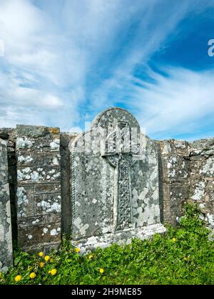 Kunstvoller Grabstein mit keltischem Kreuz, Luskentire, Isle of Harris, Schottland, Großbritannien Stockfoto